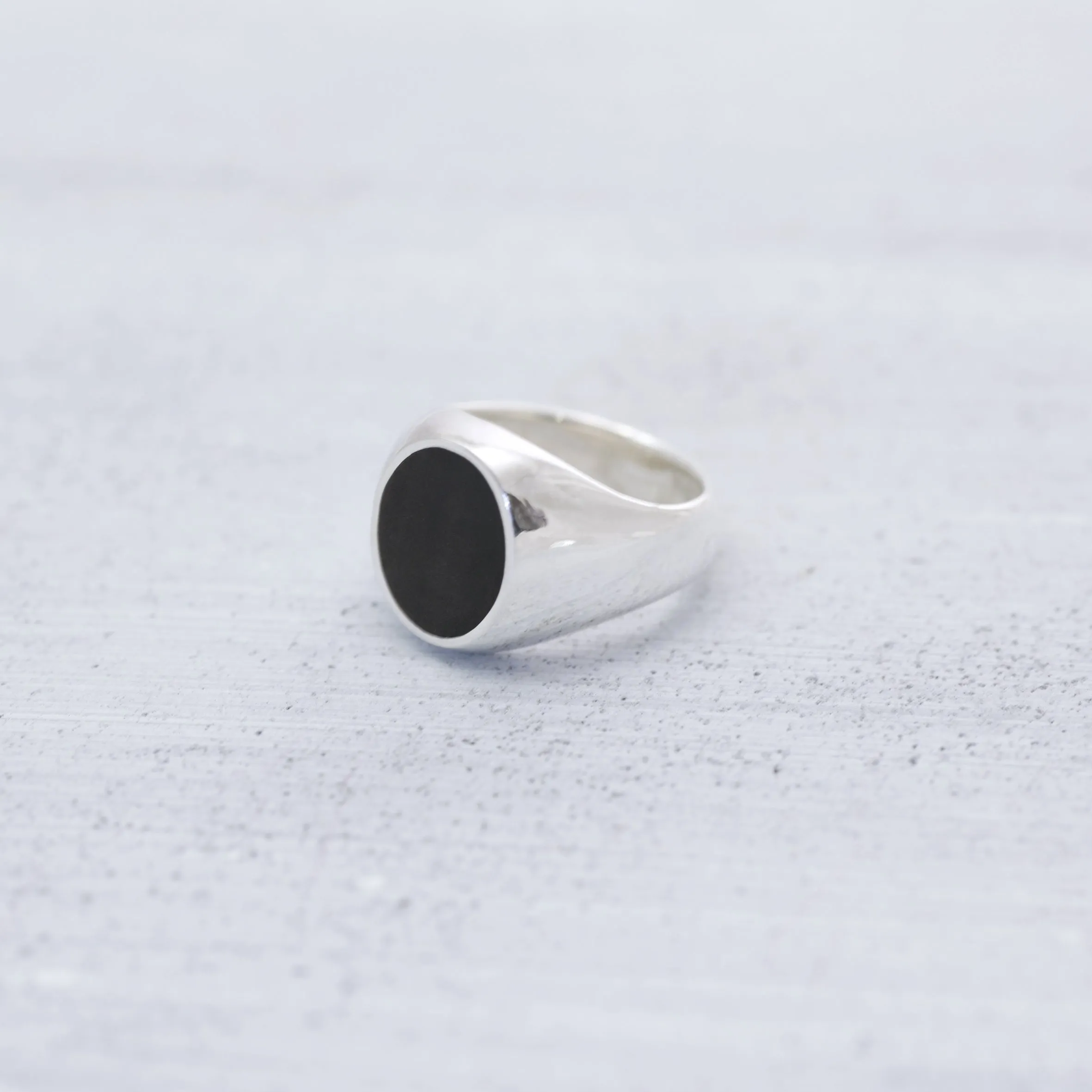 Oval classic Onyx signet Ring (medium) - Silver